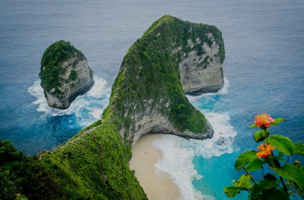 Kelingking Beach Bali Travel Guide: How to Visit the T-Rex Cliff Kelingking Beach Bali Travel Guide: How to Visit the T-Rex Cliff